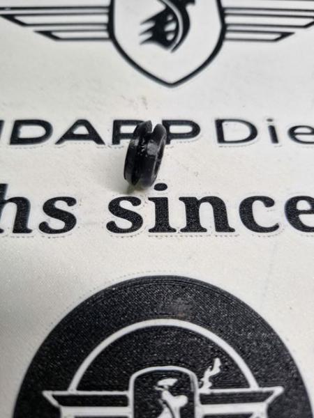 1 x Zündapp Seitendeckelgummi 529-10.166 TPU passend bei GTS C50 Sport Typ 529 & KS 50 80 Typ 529